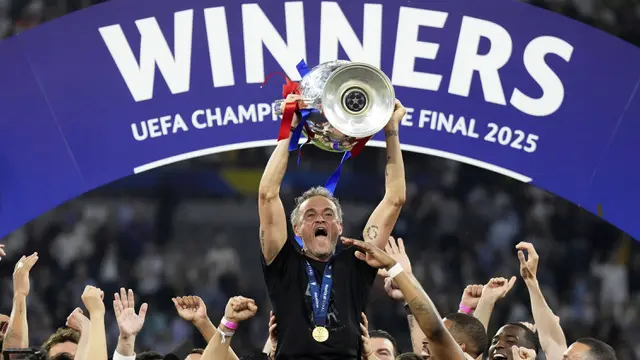 Foto: Makna Mendalam Kaos Hitam Luis Enrique saat Juara Liga Champions Bareng PSG