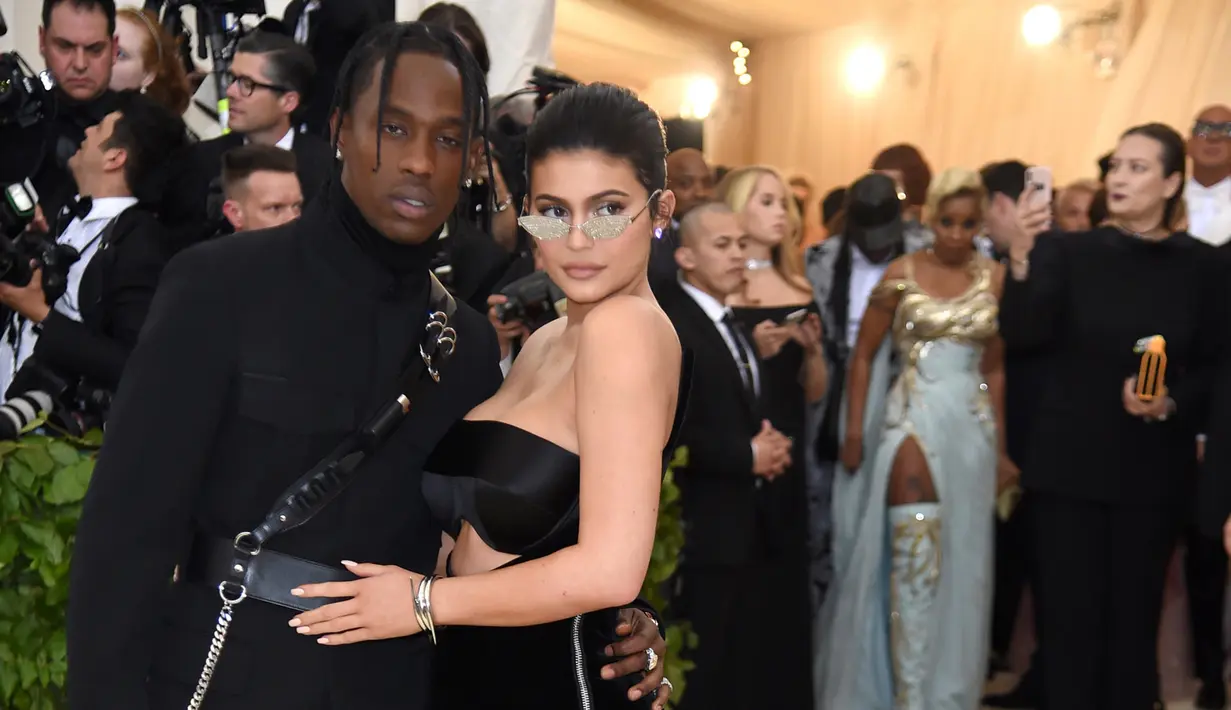 Kylie Jenner mengajak kekasihnya, Traviz Scott menghadiri Met Gala 2018 di Metropolitan Museum of Art New York, Senin (7/5). Kylie Jenner mengenakan gaun dari Alexander Wang yang terinspirasi dari putri duyung. (Evan Agostini/Invision/AP)
