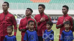 Gelandang Persib Bandung, Febri Haryadi, menangis saat menyanyikan lagu Indonesia Raya sebelum laga uji coba melawan Myanmar. Momen perdana berseragam merah putih membuatnya menangis bahagia. (Bola.com/Vitalis Yogi Trisna) 