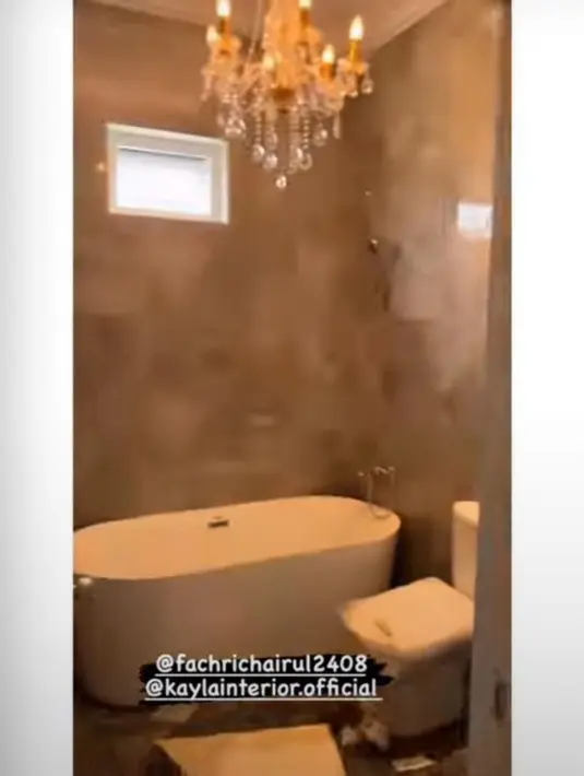 Suasana mewah juga terlihat di bagian kamar mandi, yang terdapat bathtub dan interior mewah nan modern. (Instagram @ikatancintarcti_officiall/brilio)