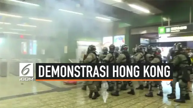 Polisi Hong Kong memaksa masuk ke stasiun kereta di Kwai Fong hari Minggu (11/8/2019). Mereka berupaya bubarkan demonstran dengan tembakan air mata.