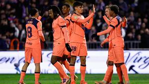 Pemain Barcelona merayakan gol yang dicetak Marcus Rashford ke gawang Guadalajara dalam laga 32 besar Copa del Rey 2025/2026, Rabu (17/12/2025). Barcelona lolos ke semifinal berkat kemenangan 2-0 di markas Guadalajara. (AP Photo/Rudy Garcia)