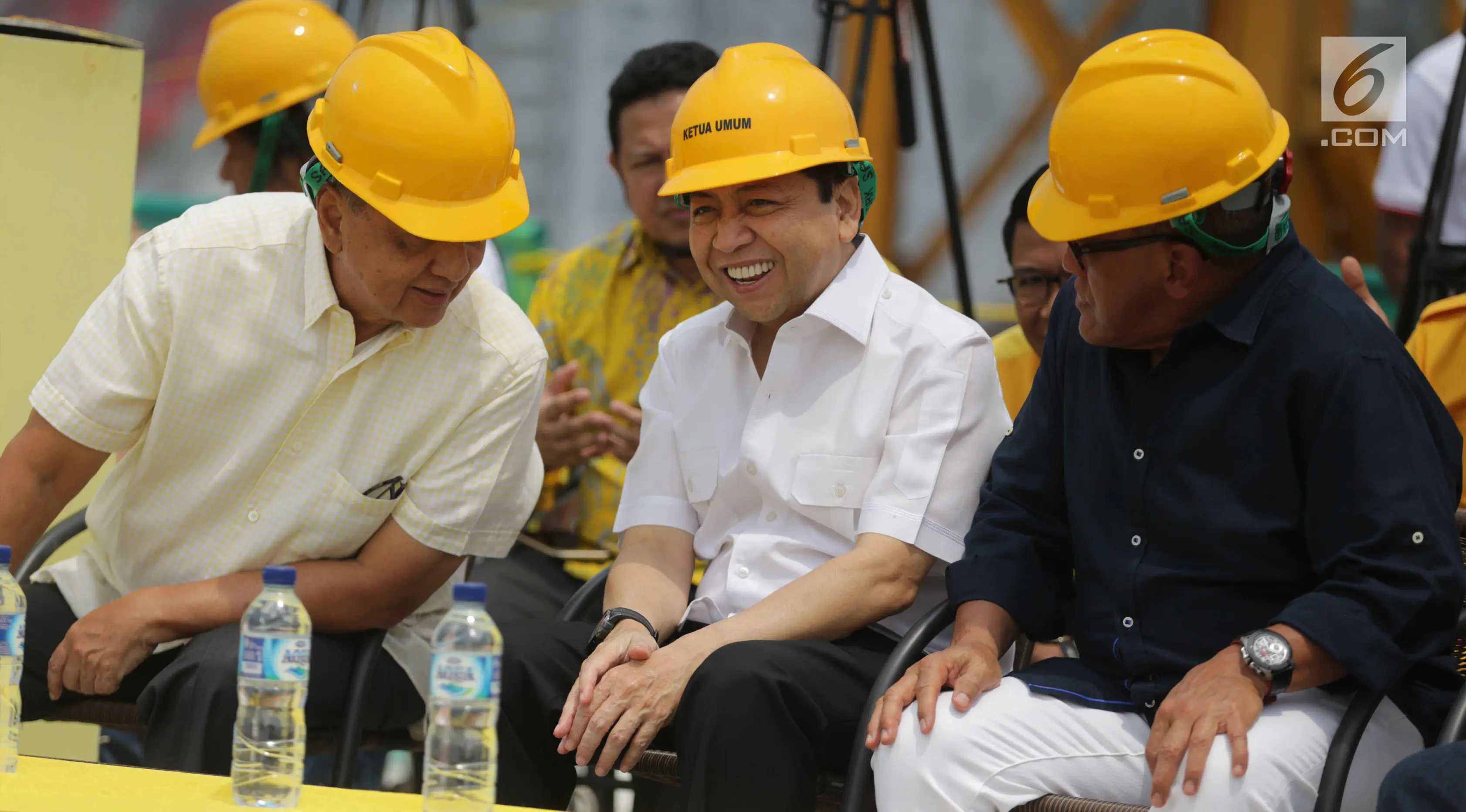 Ketua Umum Golkar, Setya Novanto didampingi Ketua Dewan Pembina Aburizal Bakrie (kanan) dan Anggota Dewan Kehormatan Golkar MS Hidayat saat peresmian pembangunan Gedung Panca Bakti DPP Golkar di Slipi, Jakarta, Minggu (12/11). (Liputan6.com/Faizal Fanani)