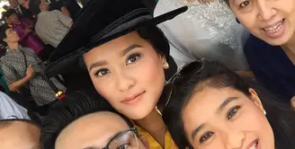 Marcella Zalianty beserta keluarga dan kerabatnya berselfie untuk merayakan keberhasilannya meraih gelar S2. (Ruben Silitonga/Bintang.com)
