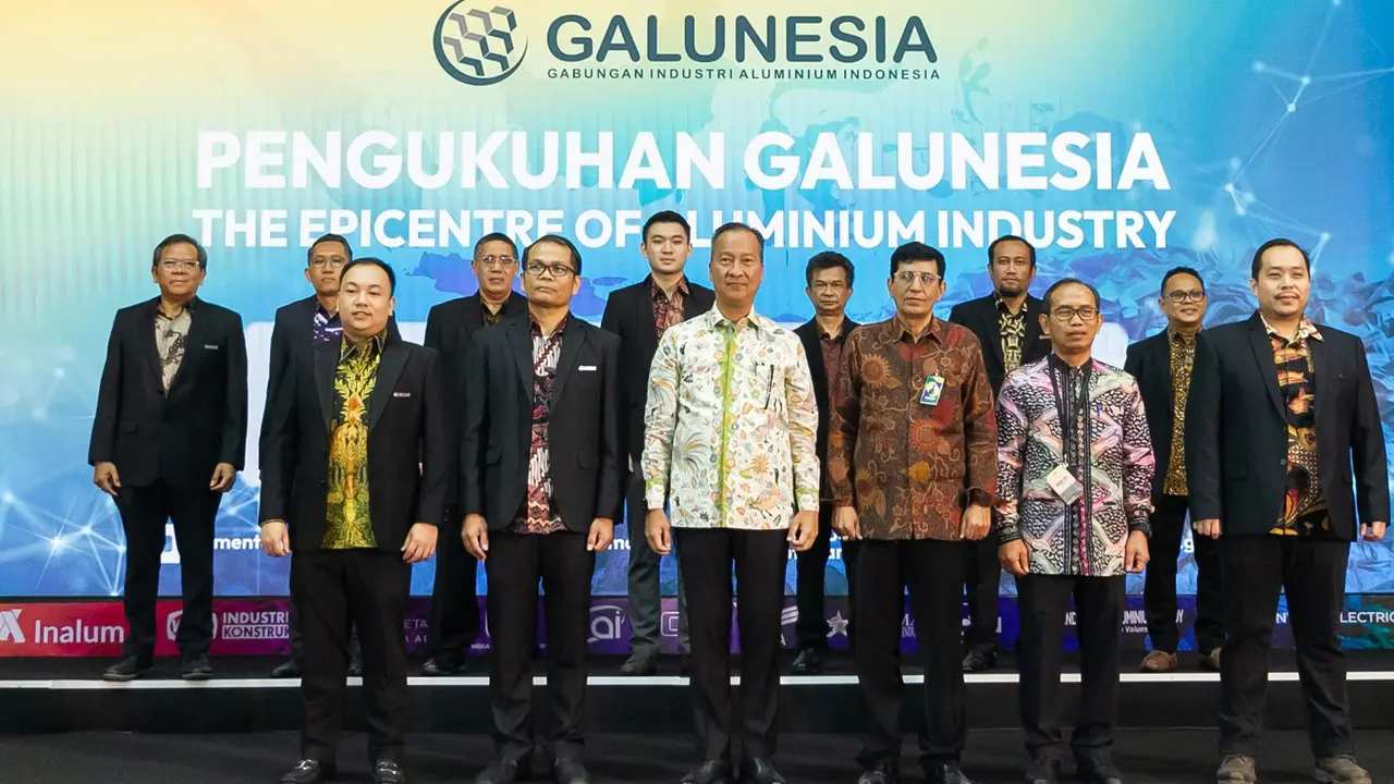 Menteri Perindustrian Agus Gumiwang Kartasasmita saat mengukuhkan Asosiasi Gabungan Industri Aluminium Indonesia (GALUNESIA) di Jakarta, Rabu (14/6/2023).