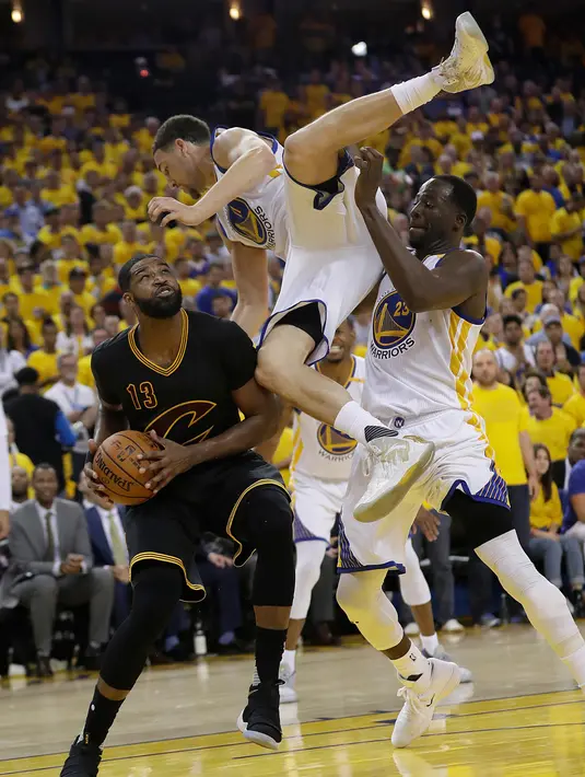 Klay Thompson melayang di udara saat mencoba menghentikan Tristan Thompson dalam pertadingan gim kelima Final NBA 2017 di Oakland, California (12/6). Warriors mengungguli Cavaliers 4-1 dalam final NBA 2017. (Kyle Terada/Pool Photo via AP)