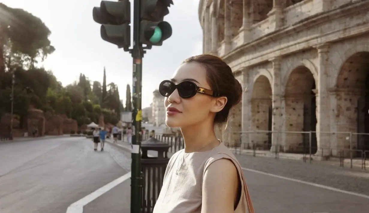 Aaliyah Massaid tampak bergaya old money dengan tampilan minimalis saat honeymoon di Italia. [Foto: Instagram/ Aaliyah Massaid]