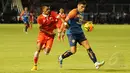 Gelandang Persija, Alfin Tuasalamony (kiri) berusaha merebut bola dari Fabiano Beltrame (Arema Cronus) saat berlaga di Trofeo Persija di Stadion GBK Jakarta, (11/1/2015). (Liputan6.com/Helmi Fithriansyah)