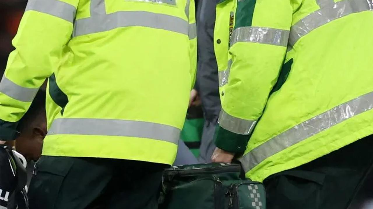 Tim medis pun langsung bertindak cepat dan memberikan pertolongan pertama kepada Tom.