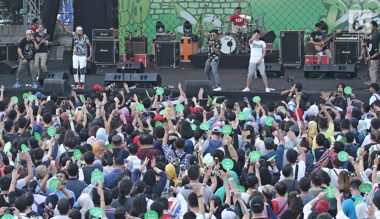 Aksi pangung T-Five dalam event bertajuk "The 90s Festival" di Gambir Expo, Kemayoran, Jakarta, Sabtu (25/11). (Liputan6.com/Herman Zakharia)