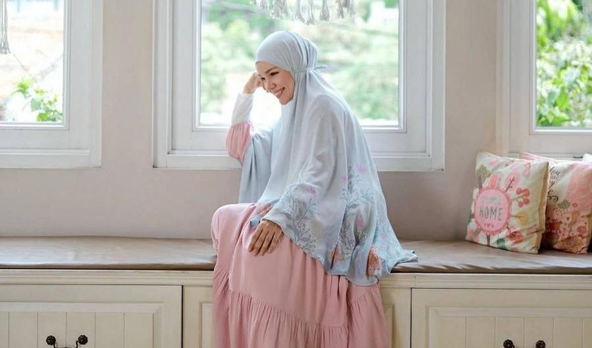 Tak sedikit&nbsp; yang memberikan dukungan moril buat Dewi Sandra.&nbsp;