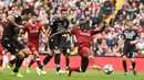 Proses gol yang dicetak striker Liverpool, Sadio Mane, ke gawang Crystal Palace pada laga Premier League di Stadion Anfield, Sabtu (19/8/2017). Liverpool menang 1-0 atas Crystal Palace. (AFP/Oli Scarff)