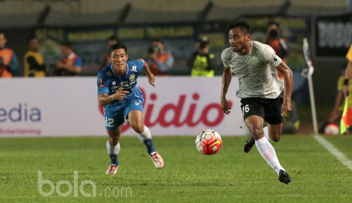 Pemain Persib Bandung, Henhen, berusaha mengejar pemain Persela Lamongan, Saddil Ramdani pada laga Piala Presiden 2017 di Stadion Si Jalak Harupat, Bandung, Jumat (17/2/2017). Persib menang 2-0 atas Persela. (Bola.com/Nicklas Hanoatubun)
