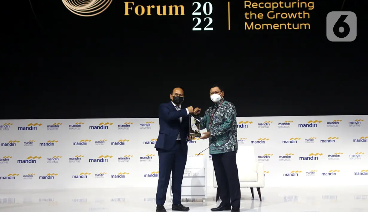 Wakil Menteri BUMN II Kartika Wirjoatmodjo menerima cinderamata dari Direktur Utama Bank Mandiri Darmawan Junaidi usai menyampaikan sambutan pada MIF 2022 di Jakarta, Rabu (9/2/2022). Langkah strategis MIF 2022 sejalan dengan upaya Indonesia untuk bangkit dari dampak pandemi. (Liputan6.com/HO/Rizki)