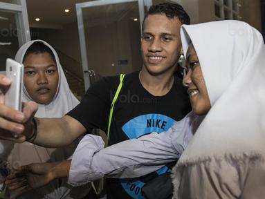 Gelandang Timnas Indonesia U-19, Egy Maulana Vikri, selfie bersama fans usai latihan di Stadion Wibawa Mukti, Bekasi, Senin (16/10//2017). Kehadiran fans dengan senang hati disambut pemain Timnas U-19. (Bola.com/Vitalis Yogi Trisna)