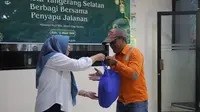 Ramadan Berbagi, DWP dan DLH Tangsel Beri Bantuan ke 276 Penyapu Jalanan