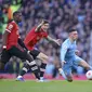 Pemain Manchester City Phil Foden, kanan, ditantang oleh pemain Manchester United Paul Pogba, kiri, dan pemain Manchester United Victor Lindelof, tengah, selama pertandingan sepak bola Liga Utama Inggris antara Manchester City dan Manchester United, di st