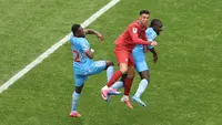 Penyerang Portugal, Cristiano Ronaldo, berebut bola udara dengan bek DR Kongo bernomor 22, Chancel Mbemba, dan bek bernomor 4, Axel Tuanzebe, dalam laga Grup K Piala Dunia FIFA 2026 antara Portugal melawan DR Kongo di Houston Stadium, Houston, Texas, pada 17 Juni 2026. (Lars Baron / GETTY IMAGES NORTH AMERICA / Getty Images via AFP)