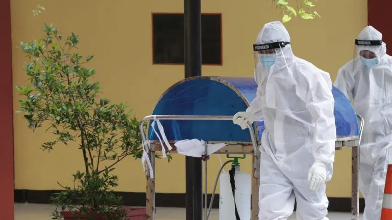 Sejak saat itu hingga Kamis (28/9), kondisi A terus mengalami penurunan tingkat kesadaran. Hingga akhirnya pada Senin (2/10) kemarin, korban meninggal dunia sekira pukul 18.45 WIB di ruangan High Care Unit Rumah Sakit Kartika Husada Jatiasih, Kota Bekasi.