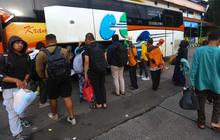 FOTO: Lonjakan Arus Balik Pemudik  di Terminal Kampung Rambutan