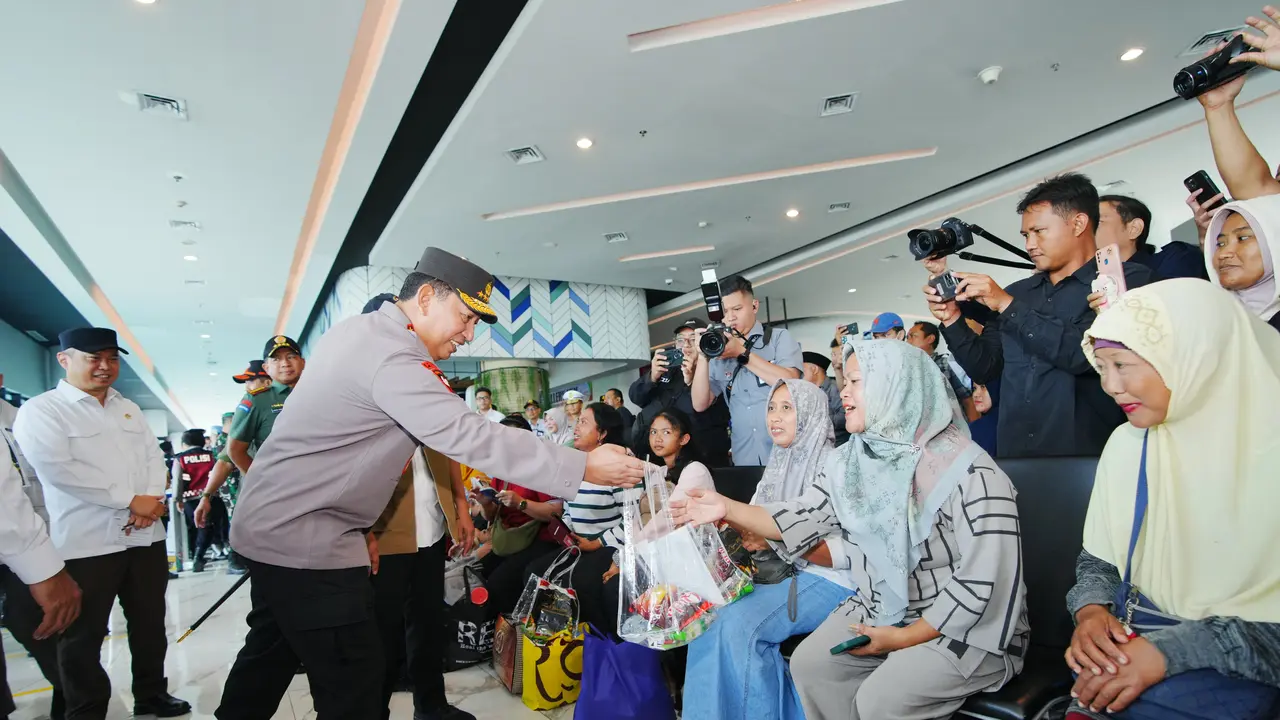 Hadapi libur Natal 2024 dan Tahun Baru 2025 (Nataru), Kapolri Jenderal Listyo Sigit Prabowo tinjau Pelabuhan Merak.