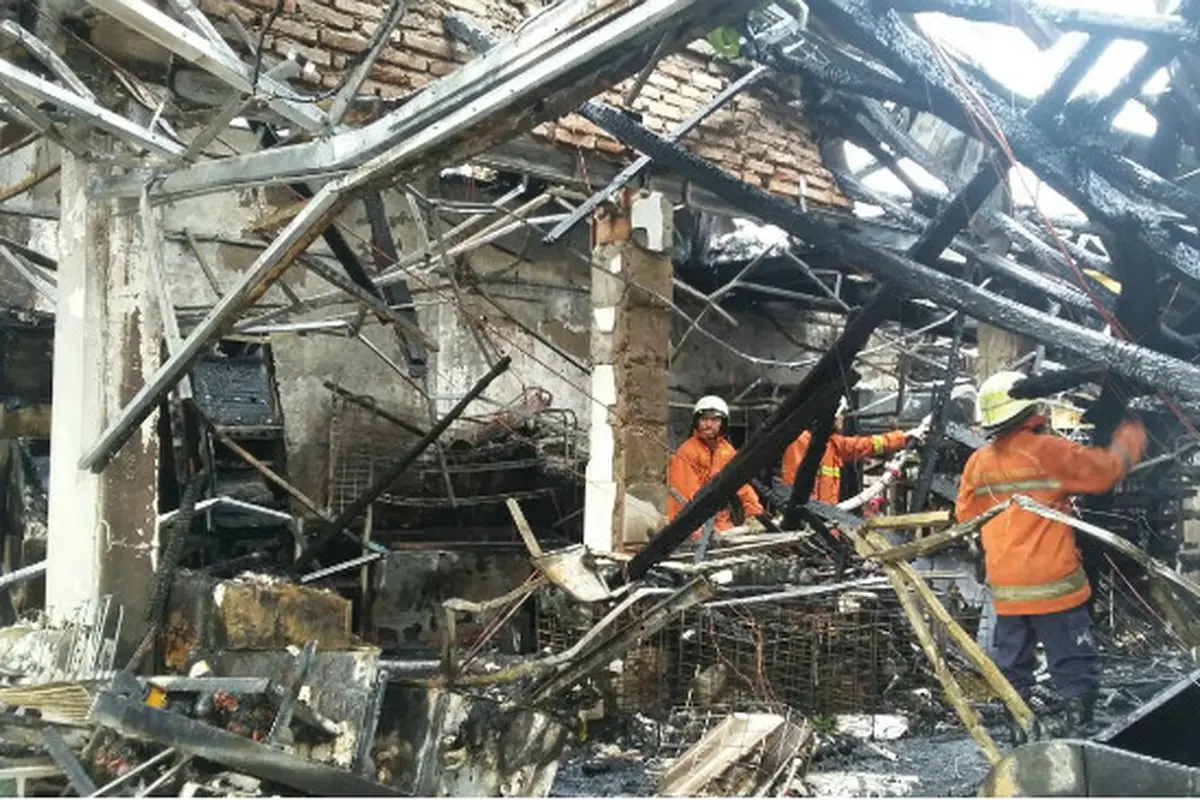 Kebakaran dekat Stasiun Senen