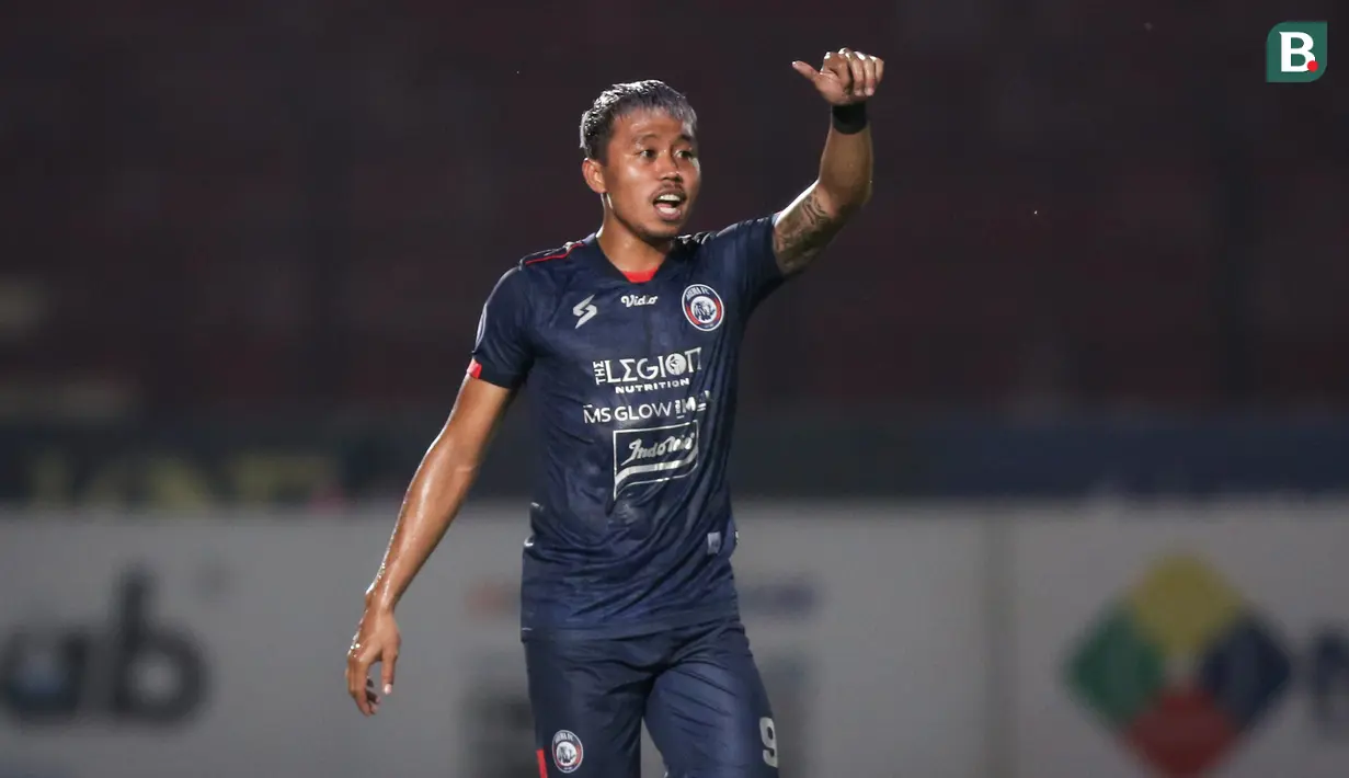 Pemain Arema FC, Kushedya Hari Yudo merayakan gol pertama timnya saat laga pekan kesembilan BRI Liga 1 2021/2022 antara Arema FC melawan Persita Tangerang di Stadion Sultan Agung, Bantul, Rabu (27/10/2021). (Bola.com/Bagaskara Lazuardi)