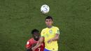 Bukan hanya pertarungan di darat, Casemiro juga tangguh dalam duel udara. Casemiro yang menjadi pemain langganan di lini tengah Brasil juga memgang kendali serangan. (AP Photo/Thanassis Stavrakis)