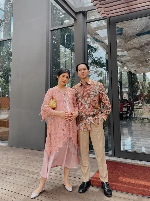 Fita Anggriani dan suami ketika hadir di acara lamaran Sheila Dara (Foto: Instagram/@fitaanggriani)