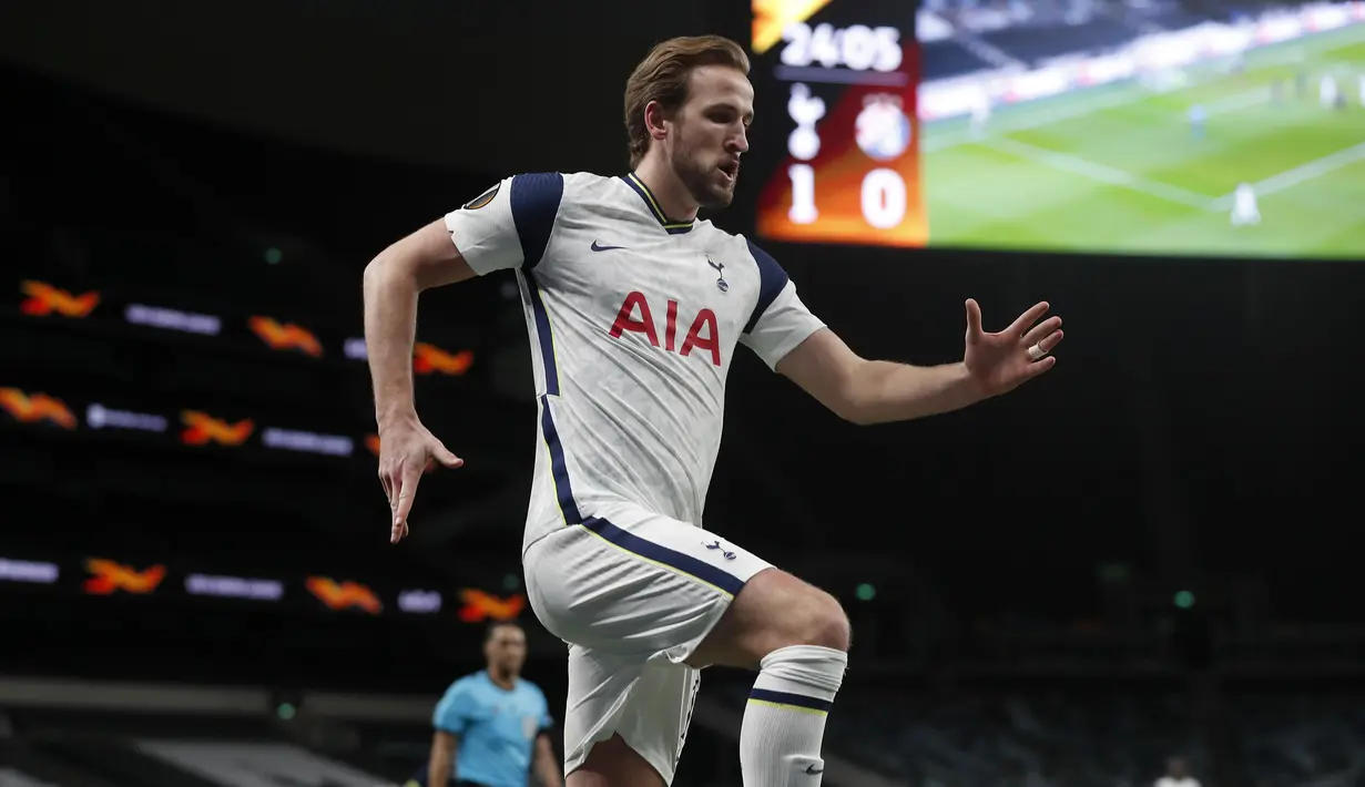 Striker Tottenham Hotspur, Harry Kane melakukan selebrasi usai mencetak gol pertama timnya ke gawang Dinamo Zagreb dalam laga leg pertama babak 16 besar Liga Europa 2020/2021 di Tottenham Hotspur Stadium, London, Kamis (11/3/2021). Tottenham menang 2-0 atas Dinamo Zagreb. (AP/Alastair Grant/Pool)