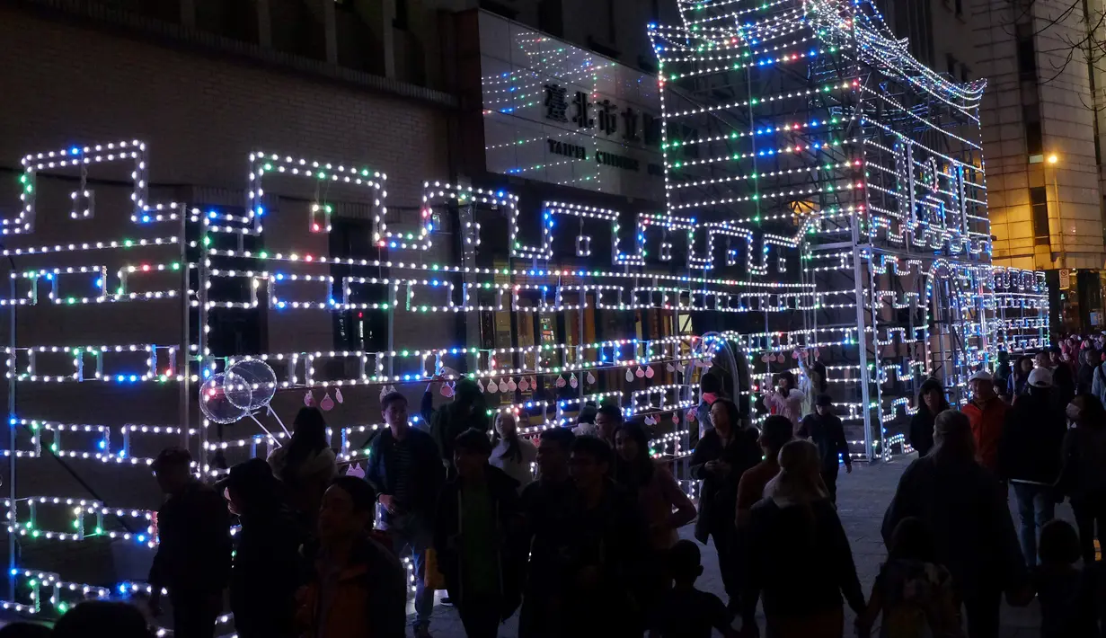 Sebuah instalasi lampu berbentuk benteng dipajang saat Festival Lentera di Taipei (24/2). Setelah perayaan Imlek, Kota Taipei ini dipenuhi warna-warni ribuan lentera serta berbagai acara untuk mengibur warga dan wisatawan. (AFP/Sam Yeh)
