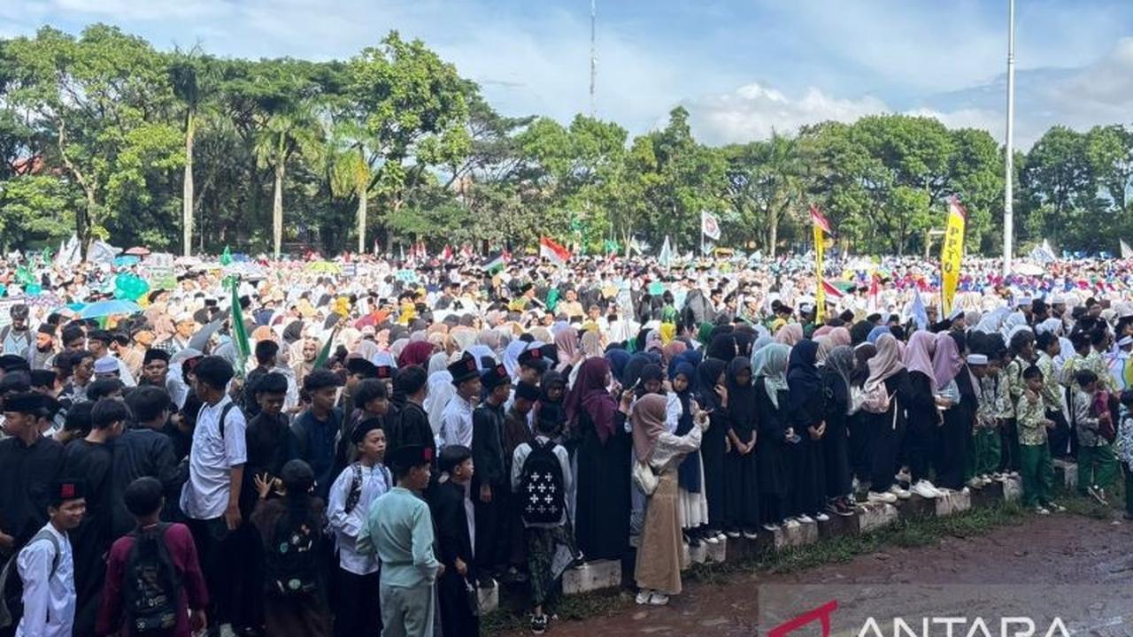 Fakta Menarik: Ribuan Santri Meriahkan Hari Santri Nasional Cianjur 2025, Jalur Protokol Ditutup Sementara!