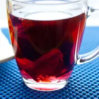 Menyeruput minuman hangat saat malam memang menyenangkan, jika dminta pilih antara wedang ronde dan wedang uwuh, kamu mau yang mana?