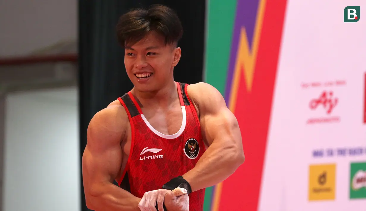 Di angkatan clean and jerk, Rahmat Erwin Abdullah juga sukses menjadi yang terbaik dengan angkatan seberat 190 kg. Ia juga unggul jauh dari pesaingnya di urutan kedua asal Thailand, Anucha Doungsri dengan 181 kg. (Bola.com/Ikhwan Yanuar)