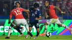 Gelandang Jepang, Takefusa Kubo (tengah) berusaha melewati dua pemain Chile, Jean Beausejour dan Arturo Vidal selama pertandingan grup C Copa America 2019 di Stadion Morumbi, Sao Paulo, Brasil (17/6/2019). Kubo merupakan remaja 18 tahun yang dijuluki 'Messi Jepang'. (AFP Photo/Nelson Almeida)