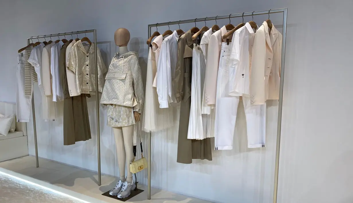 Dior juga melibatkan pengrajin lokal, berdialog dengan banyak atelier seperti Silk Line yang menghasilkan sutra tradisional Yunani dengan alat tenun jacquard.