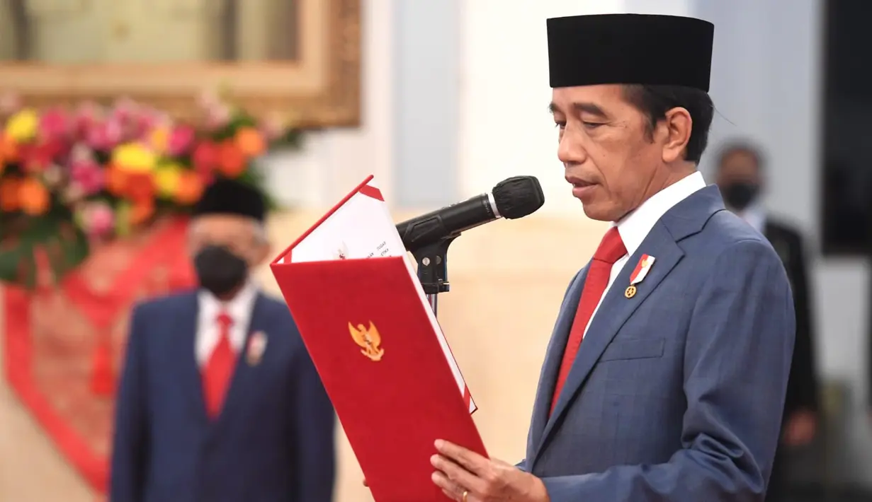 Presiden Joko Widodo memimpin pelantikan Jenderal Andika Perkasa sebagai Panglima TNI di Istana Negara Jakarta, Rabu (17/11/2021). Jenderal Andika Perkasa menggantikan Panglima TNI sebelumnya Marsekal Hadi Tjahjanto yang memasuki masa pensiun. (Foto: Agus Suparto/Biro Sekretariat Kepresidenan)