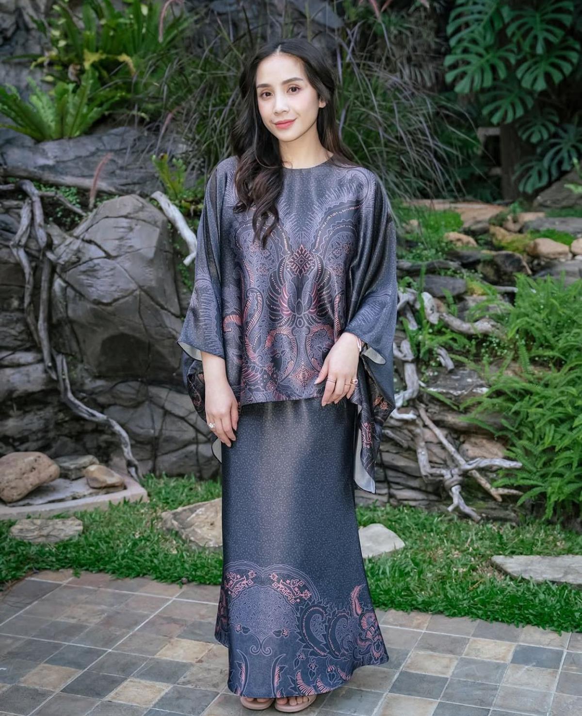 Raffi dan Nagita Pamer Foto Keluarga Pakai Batik, Netizen Malah Salfok ke Editannya