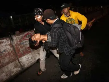 Sejumlah mahasiswa dan petugas Rumah Sakit menggotong salah satu korban bentrok antara mahasiswa pengunjuk rasa penolak kenaikan harga bahan bakar minyak (BBM) dengan polisi di jalan Diponegoro, Jakarta, Kamis malam (29/3). (Antara)