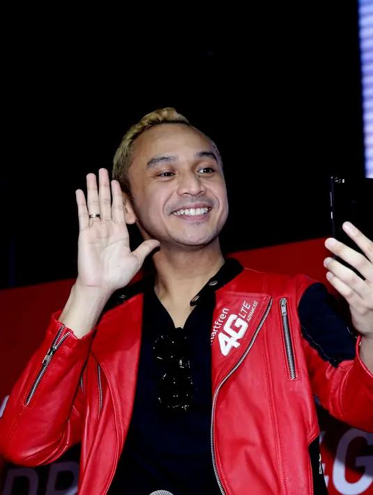 "Kreativitas anak muda untuk selalu update dalam teknologi. Dulu kan ada istilah sandang, pangan, dan papan. Sekarang harus ditambahin sandang pangan papan dan koneksi. Karena tanpa koneksi kita sepertinya lumpuh," ujar Giring.(Andy Masela/Bintang.com)