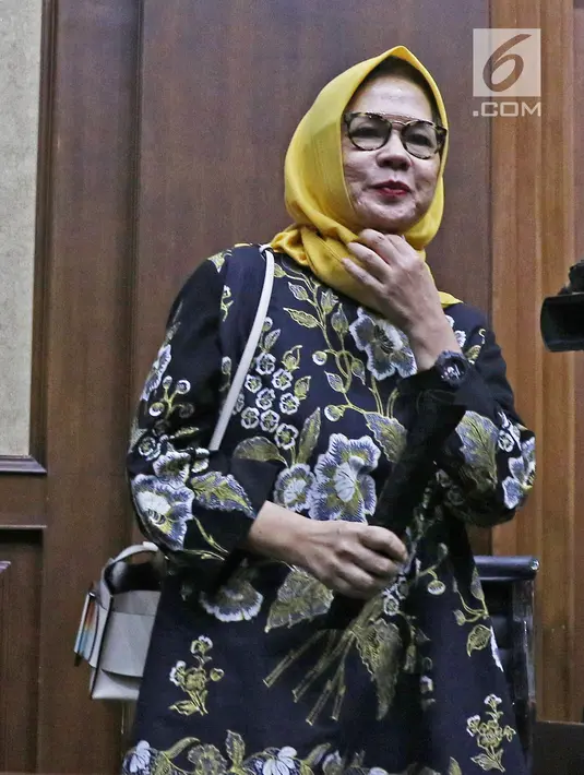 Terdakwa kasus dugaan korupsi investasi perusahaan di blok Basker Manta Gummy (BMG) Australia tahun 2009, Karen Agustiawan bersiap menjalani sidang lanjutan dengan agenda pembacaan putusan oleh majelis hakim di Pengadilan Tipikor, Jakarta, Senin (10/6/2019). (Liputan6.com/Herman Zakharia)