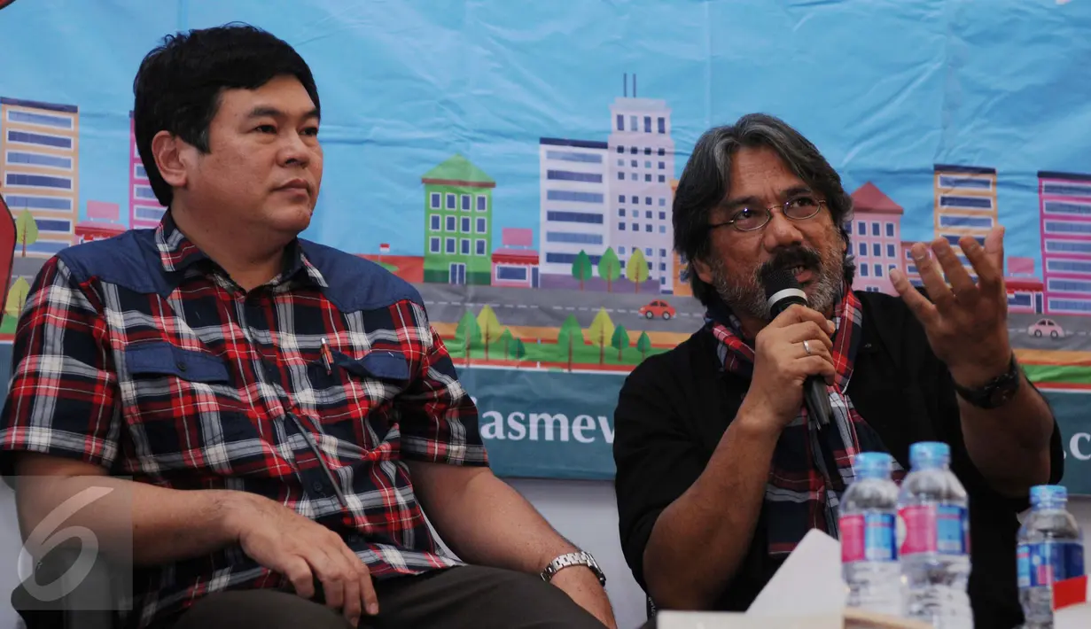 Fotografer senior Andreas Darwis Triadi bersama Adik Calon Gubernur nomer 2 DKI Jakarta Basuri Tjahaja Purnama saat memberikan dukungan di Rumah Lembang, Jakarta, Jumat (13/1). (Liputan6.com/Gempur M Surya)