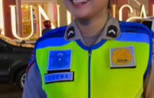 Sambil Tersenyum Manis, Polwan Cantik Ini Beri Pesan Begitu Mendalam Untuk Para Pengendara Motor & Mobil 'Gunakan Knalpot Standar