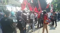 Suasana aksi menolak pertambangan galian C di Boyolali oleh warga Kwarasan di depan kantor Gubernur Jateng. (foto: Liputan6.com/felek wahyu)