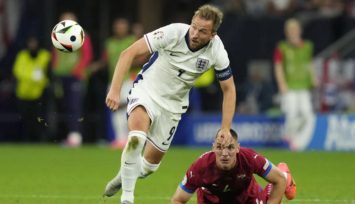 Harry Kane sukses mematahkan rekor penampilan terbanyak pemain Inggris di kompetisi mayor Piala Dunia dan Euro yang sebelumnya dipegang Ashley Cole dan Raheem Sterling dengan 22 penampilan. Saat menghadapi Serbia di Euro 2024, Harry Kane total telah mengoleksi 23 penampilan di kompetisi mayor Eropa, Piala Dunia 2018 dan 2022, serta Euro 2016, 2020 dan 2024. (AP Photo/Andreea Alexandru)