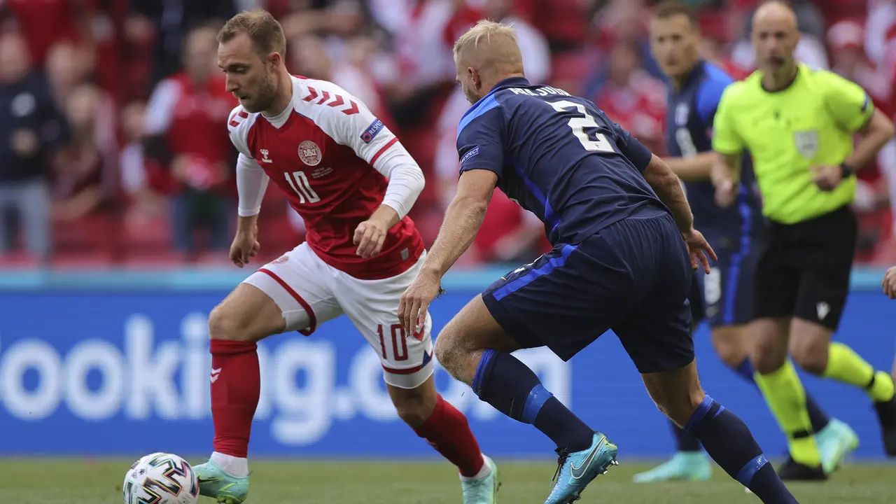 Foto Piala Eropa: Christian Eriksen Kolaps, Laga Denmark Kontra Finlandia Dihentikan dan Resmi Ditunda