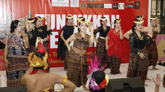 Talkshow dan fashion show Perempuan Pelestari Budaya yang memamerkan beragam produk UKM, di Jakarta, Jumat (2/8/2019).