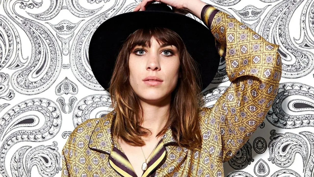 Vintage dan Sporty, Jadi Gaya Andalan Alexa Chung