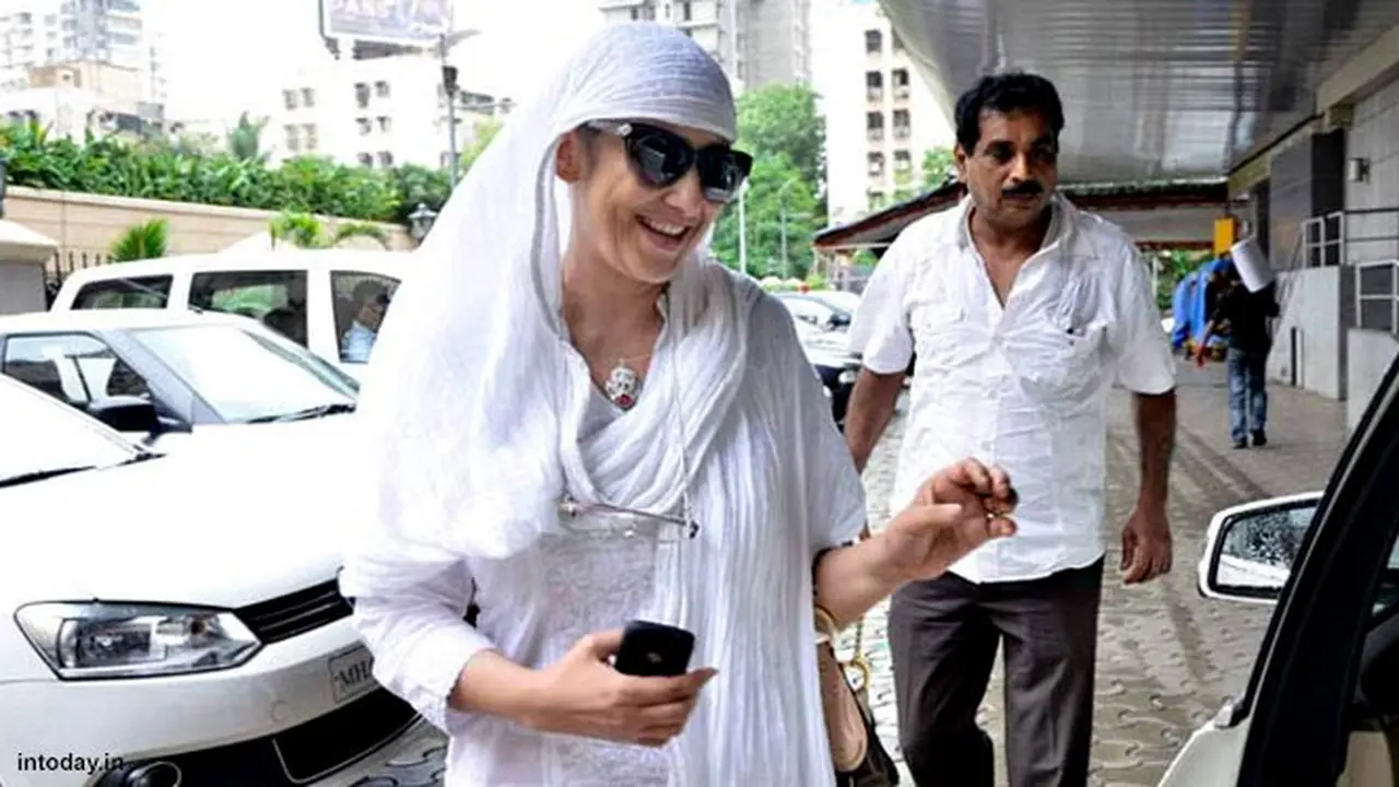 manisha-koirala-130820b.jpg