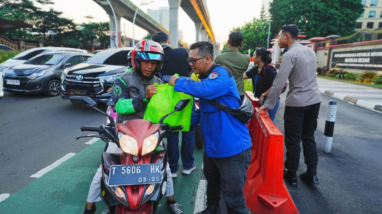 FOTO: Polri dan Buruh Bagikan Paket Sembako ke Warga Jakarta